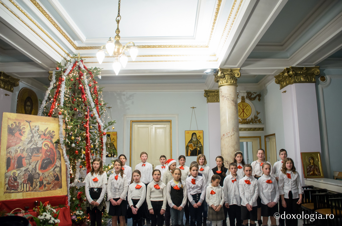 Colindători la Reședința Mitropolitană - Școala Deleni, județul Iași