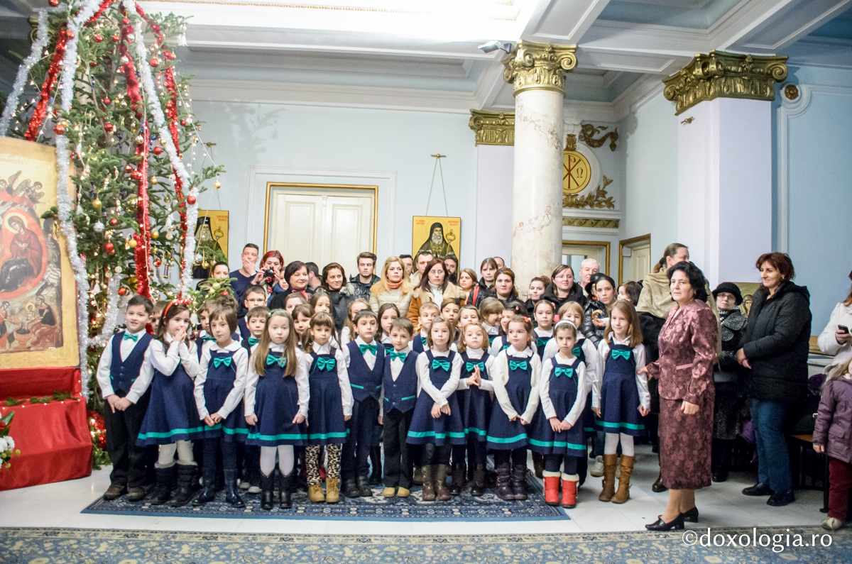 Colindători la Reședința Mitropolitană - Școala „George Călinescu” din Iași, clasa I C