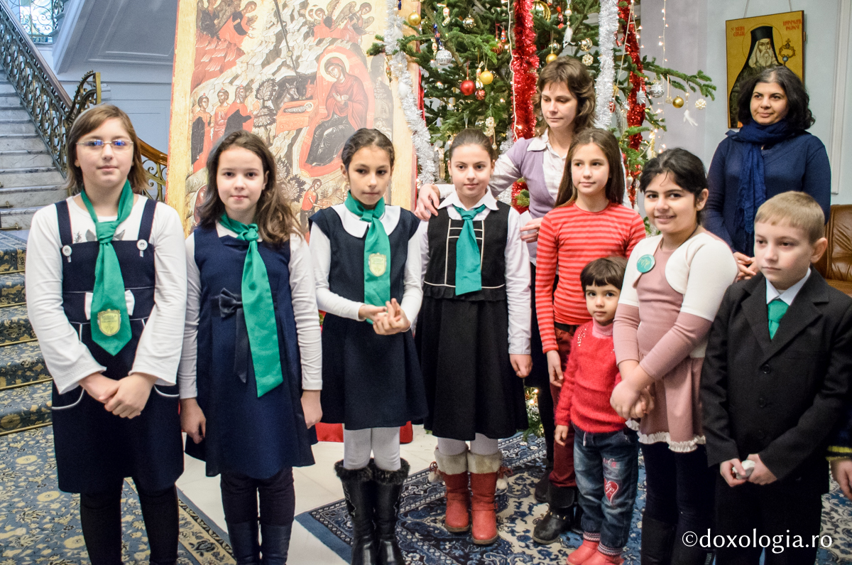 Colindători la Reședința Mitropolitană - Școala „George Călinescu” din Iași, clasa III D