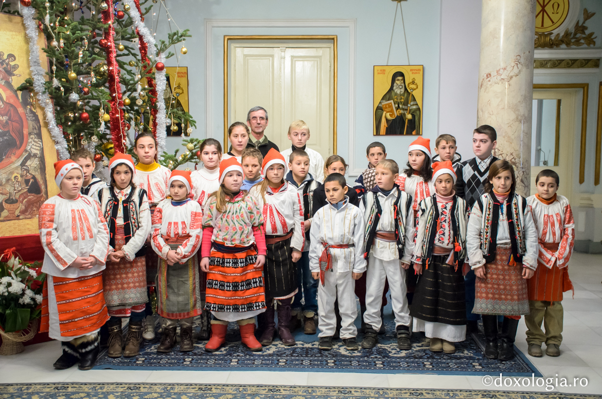 Colindători la Reședința Mitropolitană - Școala Rădeni, județul Iași