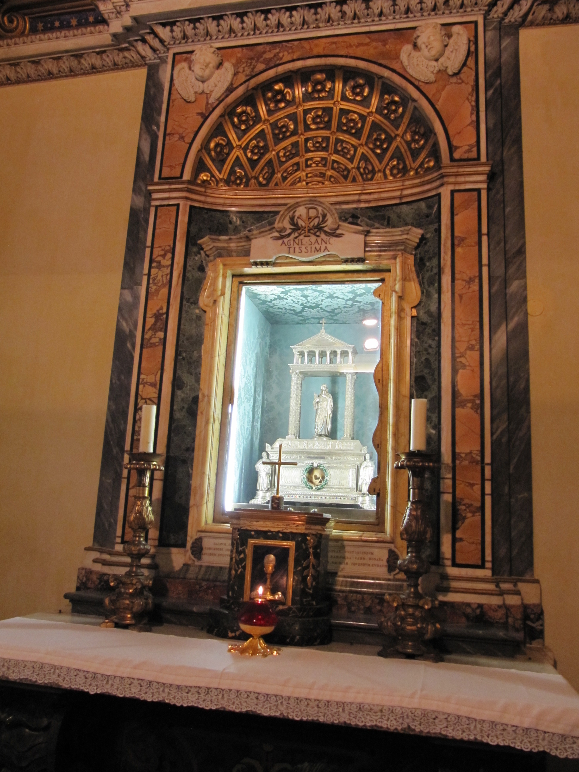 Moaștele Sfintei Muceniţe Agnia