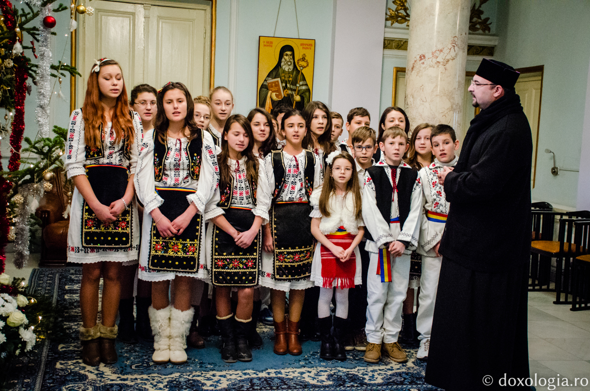 Colindători la Reședința mitropolitană - parohia Ţigănaşi, judeţul Iaşi