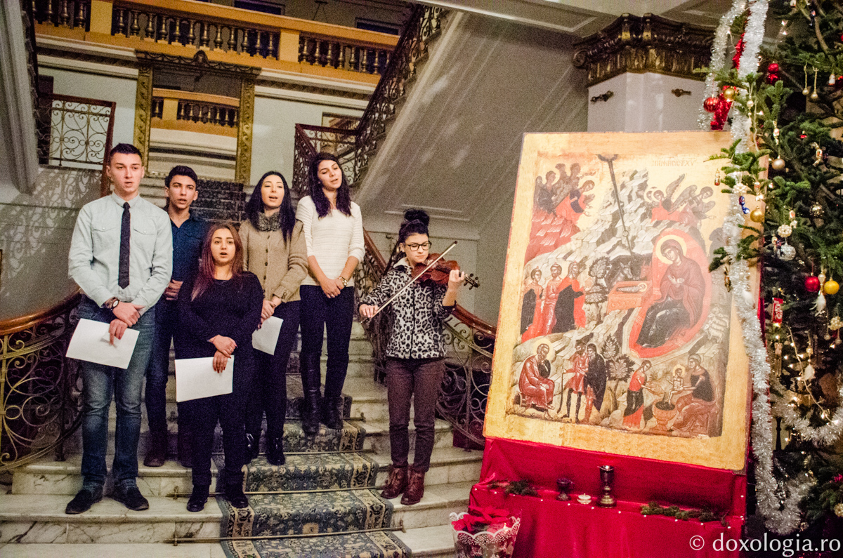 Colindători la Reședința mitropolitană - Studenţi ai Universităţii de Arte din Iaşi