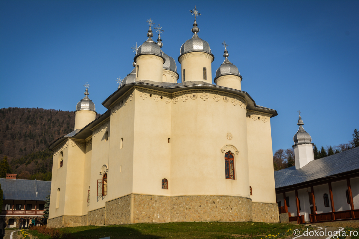 (Foto) Procesiunea de Izvorul Tămăduirii de la Mănăstirea Horaiţa către Mănăstirea Horăicioara
