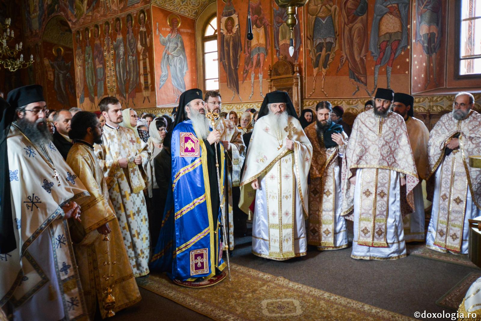 Care sunt formulele corecte de adresare față de monahi, preoți și episcopi?