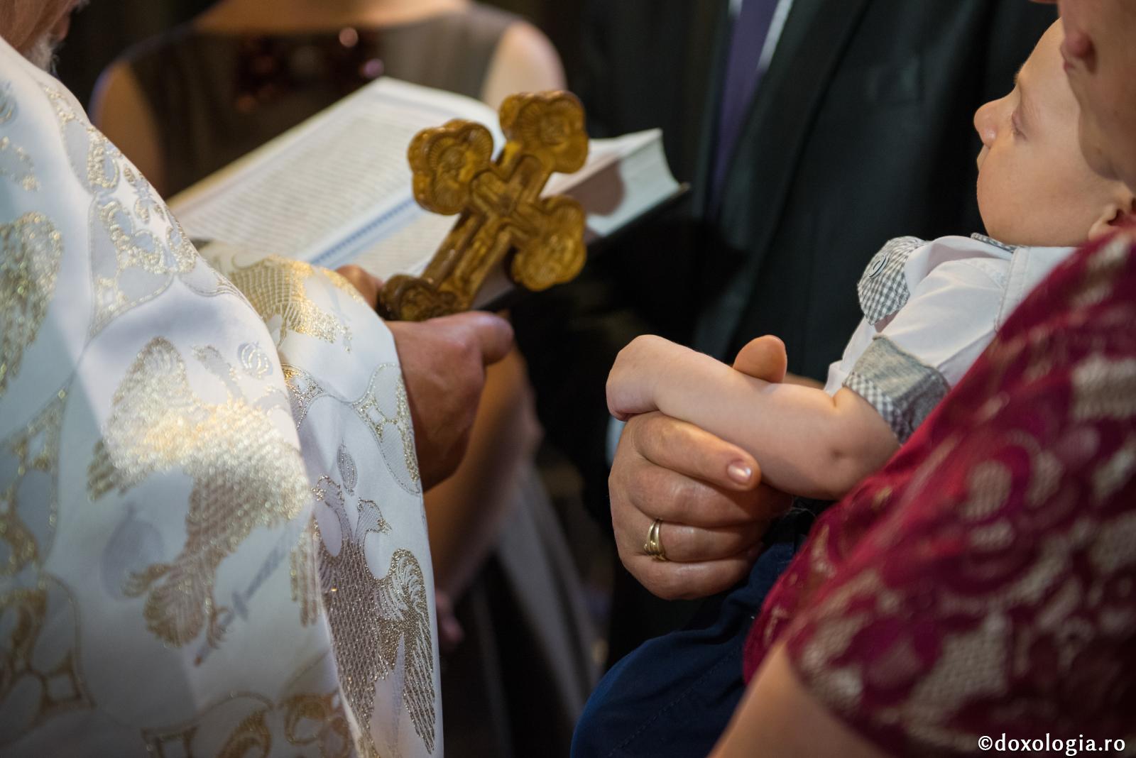 Ce să facem dacă nu ne mai înțelegem cu nașii de botez ai copilului nostru?