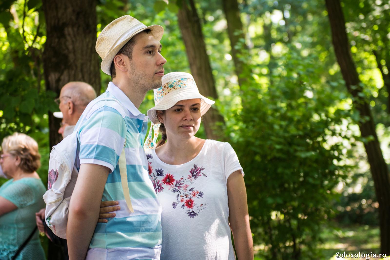 Îmbrățișările și ținutul de mână în relațiile dintre tineri sunt un păcat?