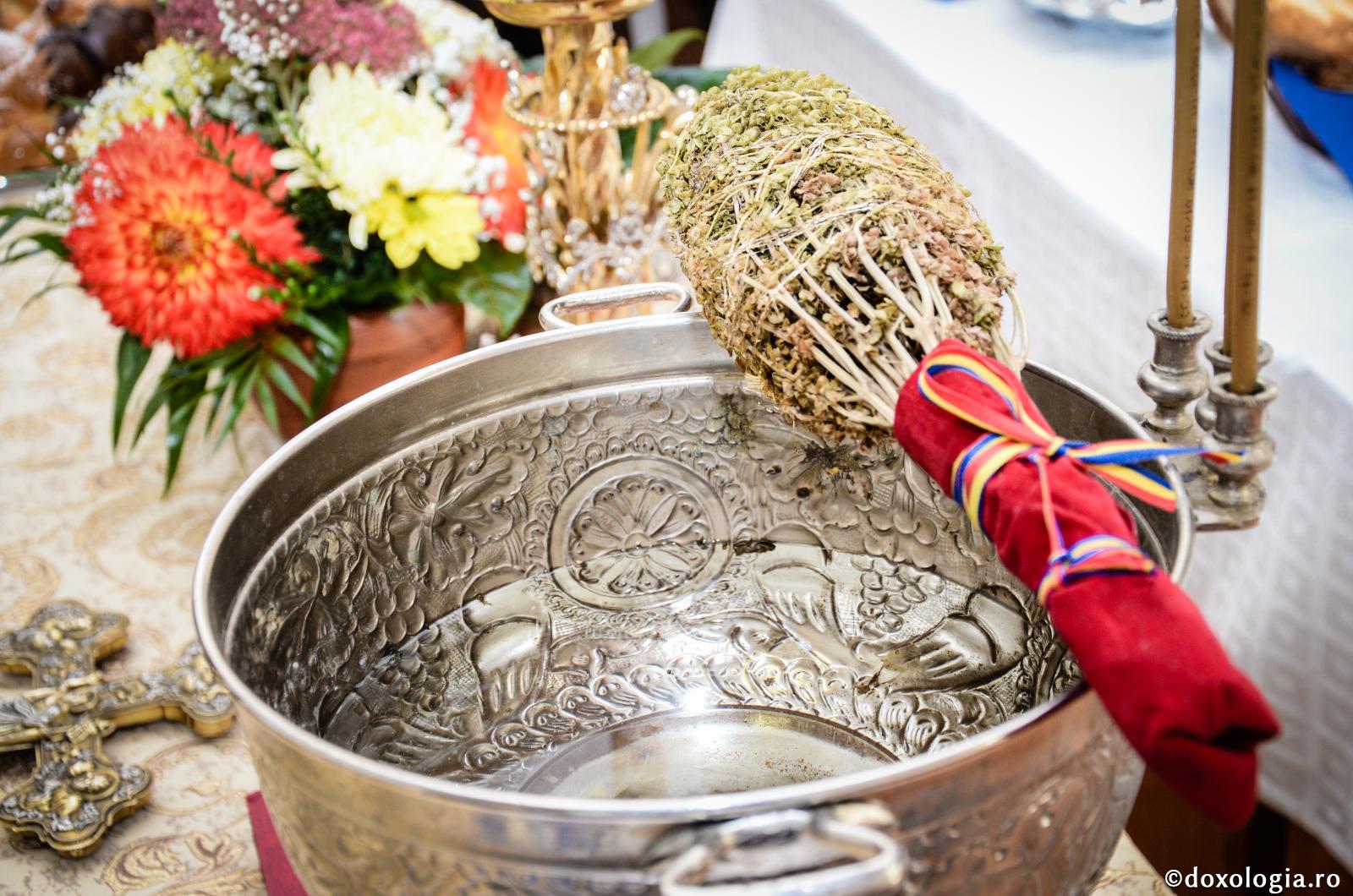 Mai pot lua anafură și aghiasmă dacă am mâncat sau băut ceva după miezul nopții?