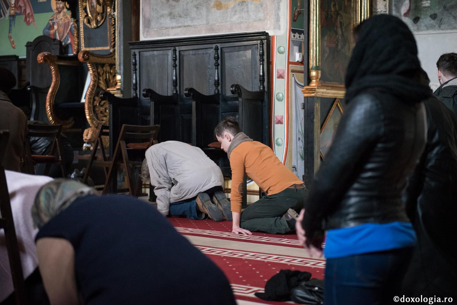 La Sfânta Liturghie se poate sta în genunchi în timpul Crezului?