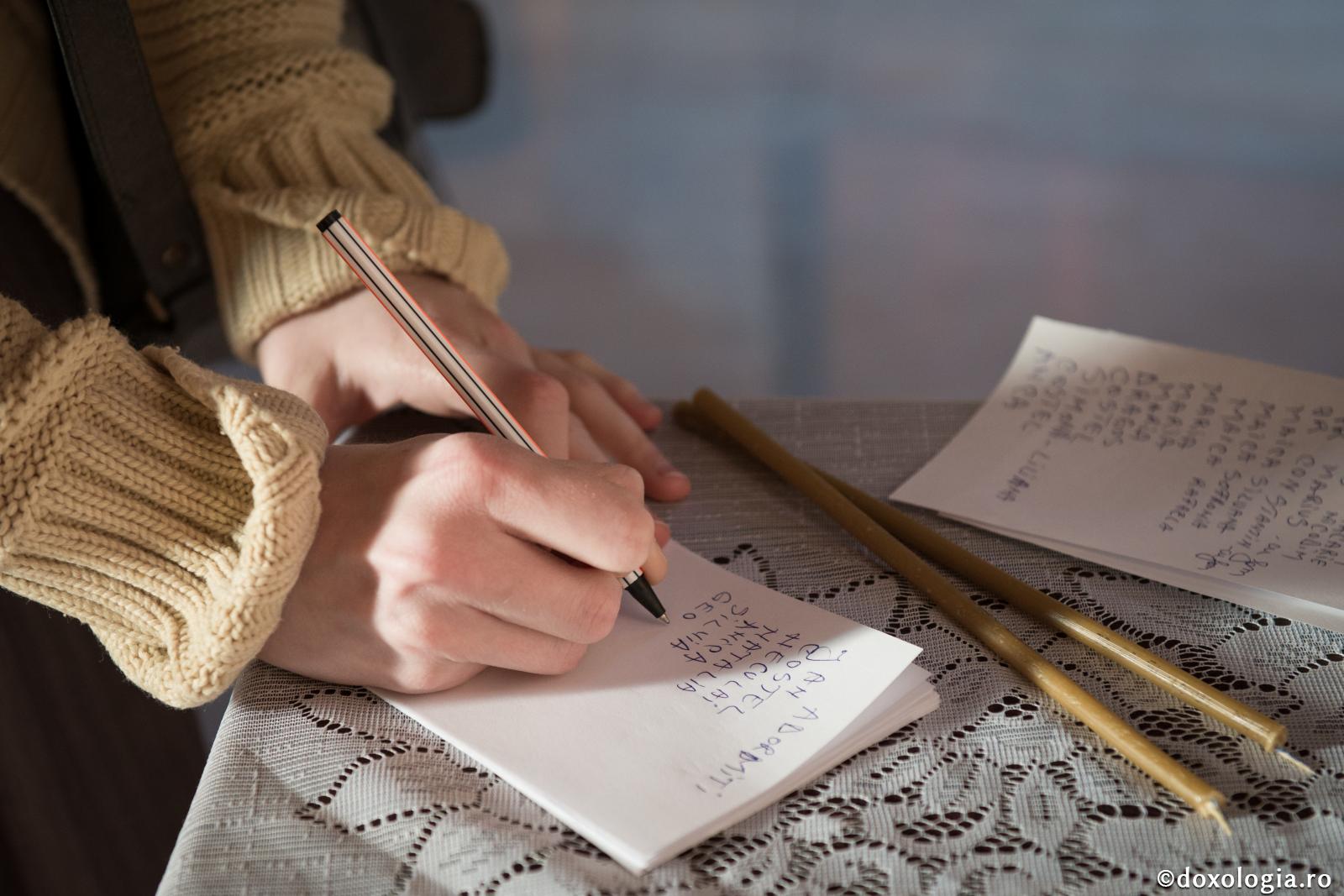 Cât de des trebuie să dăm pomelnice la Sfânta Liturghie?