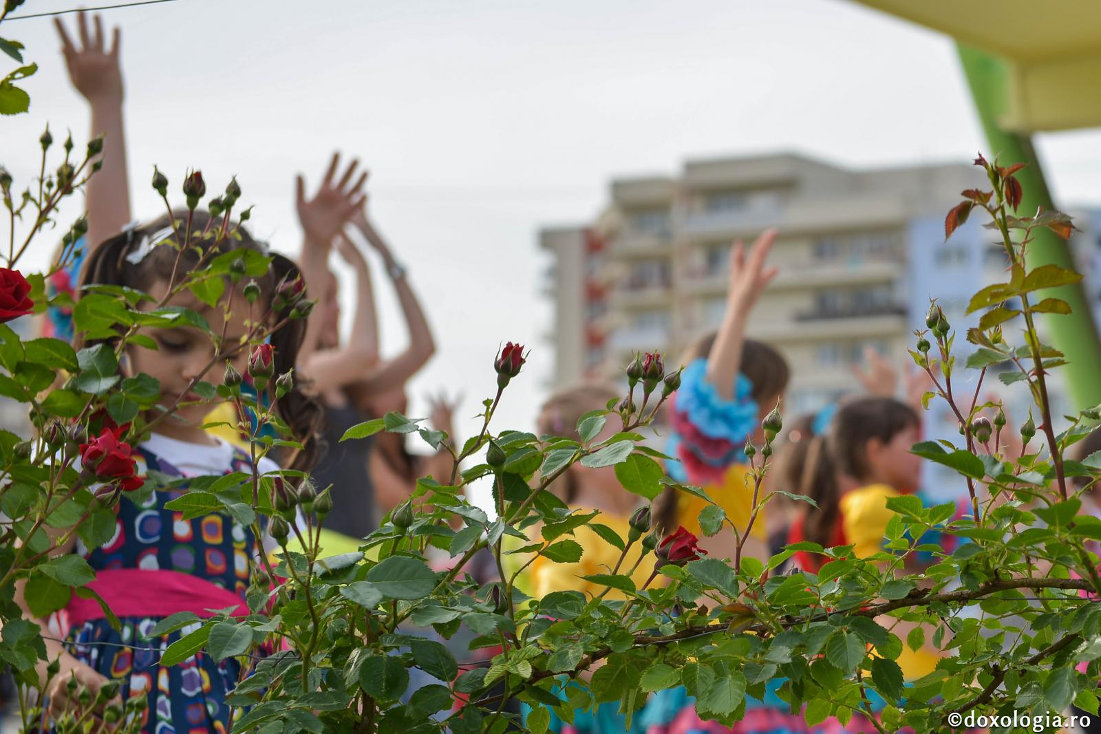 Fetița mea mi-a spus „Nu cred în Dumnezeu, până nu-L văd”. Ce să fac? Cum să reacționez?