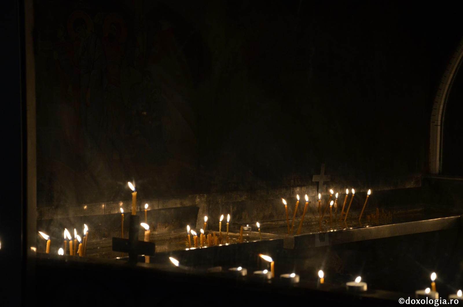 E bine să aprind câte o lumânare pentru fiecare sau pot să pomenesc mai mulți adormiți la aceeași lumânare?