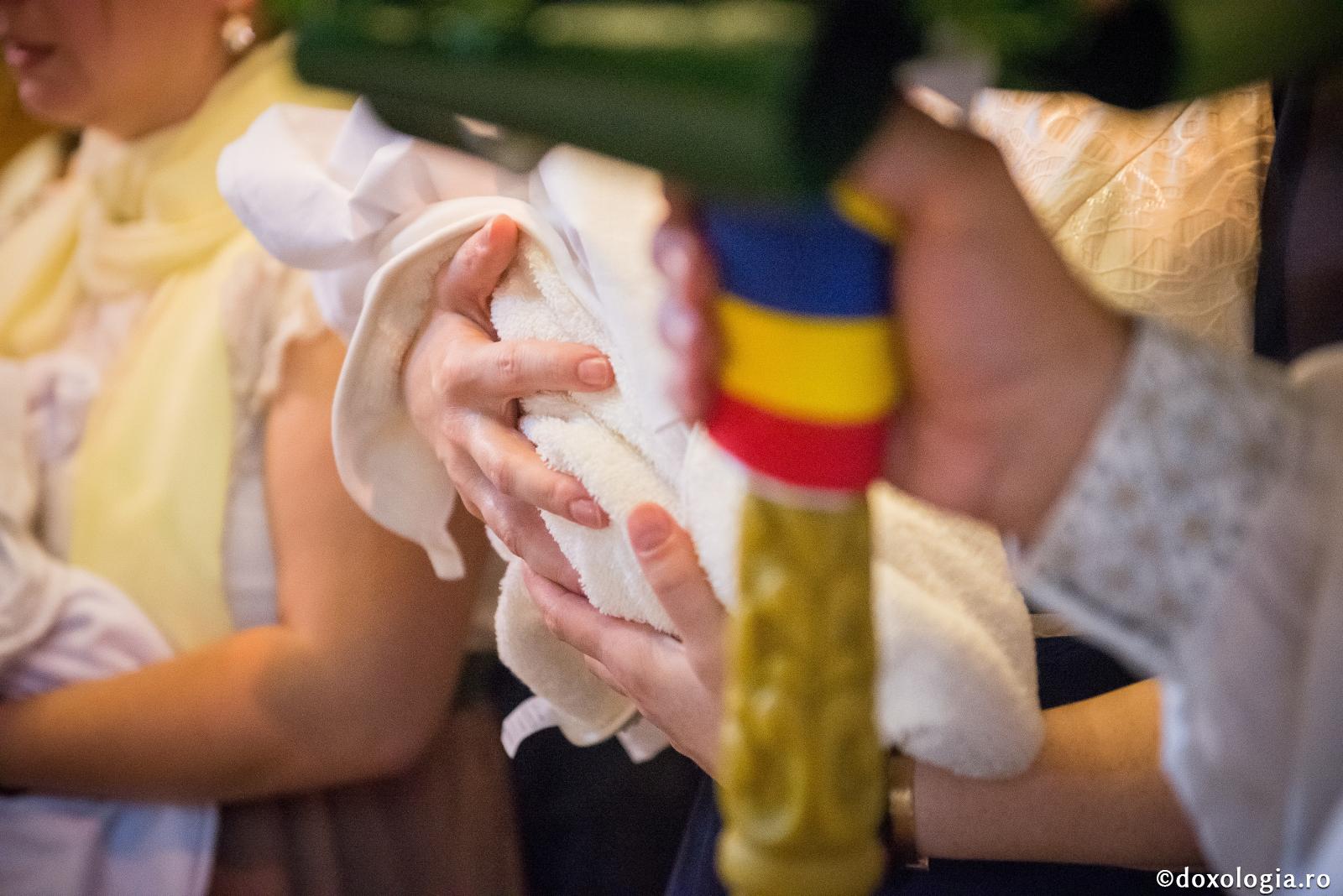 Nașii de cununie trebuie obligatoriu să fie și nașii de botez ai copilului nostru?