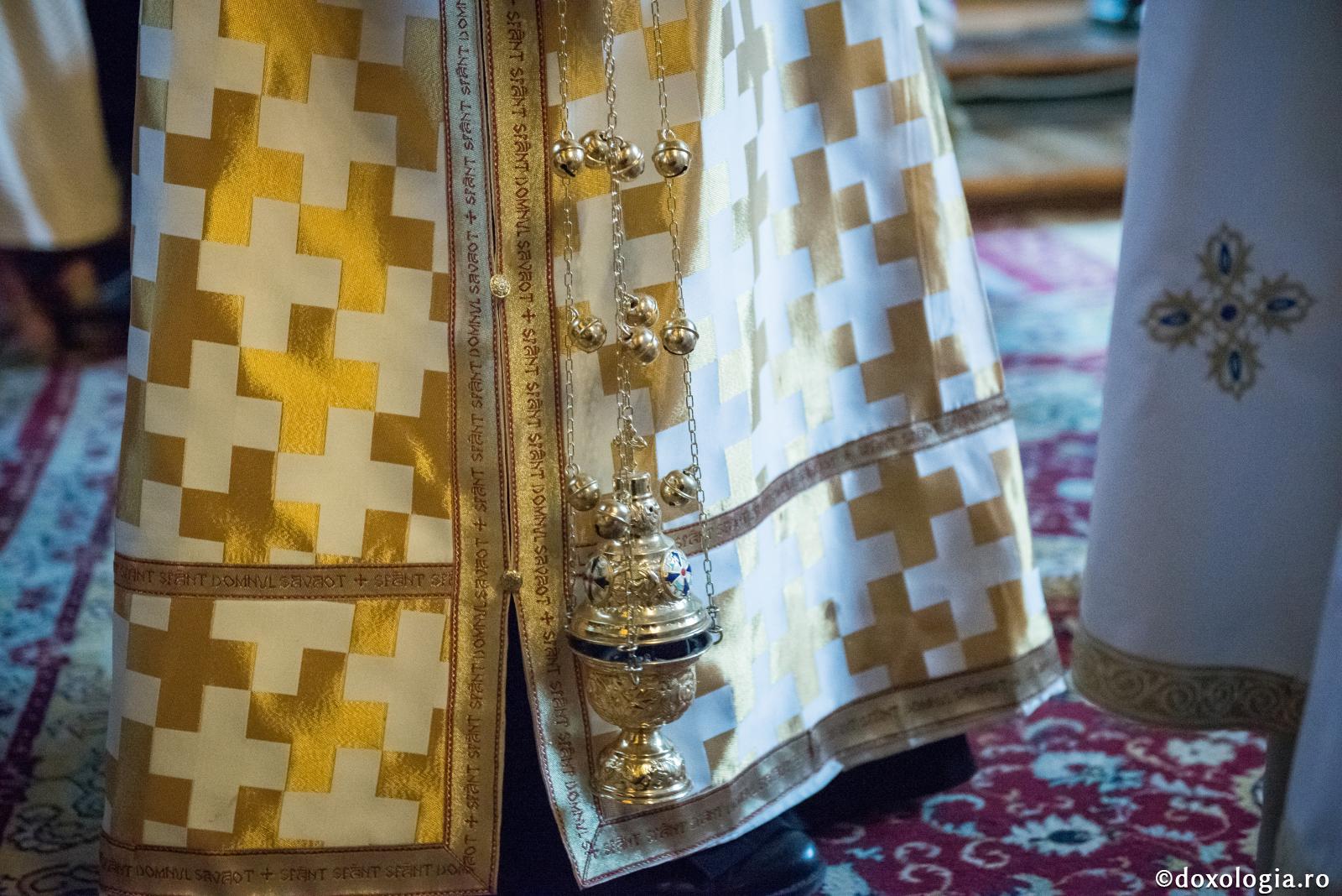 Smirna poate fi folosită la Sfânta Liturghie sau la alte slujbe?