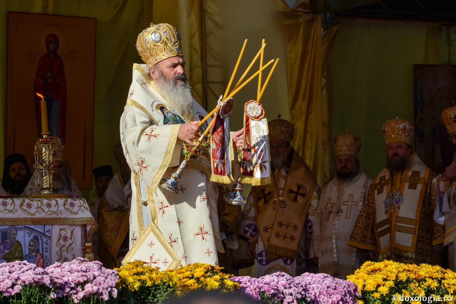 Ce semnifică sfeșnicele cu două și trei brațe cu care binecuvântează arhiereul?