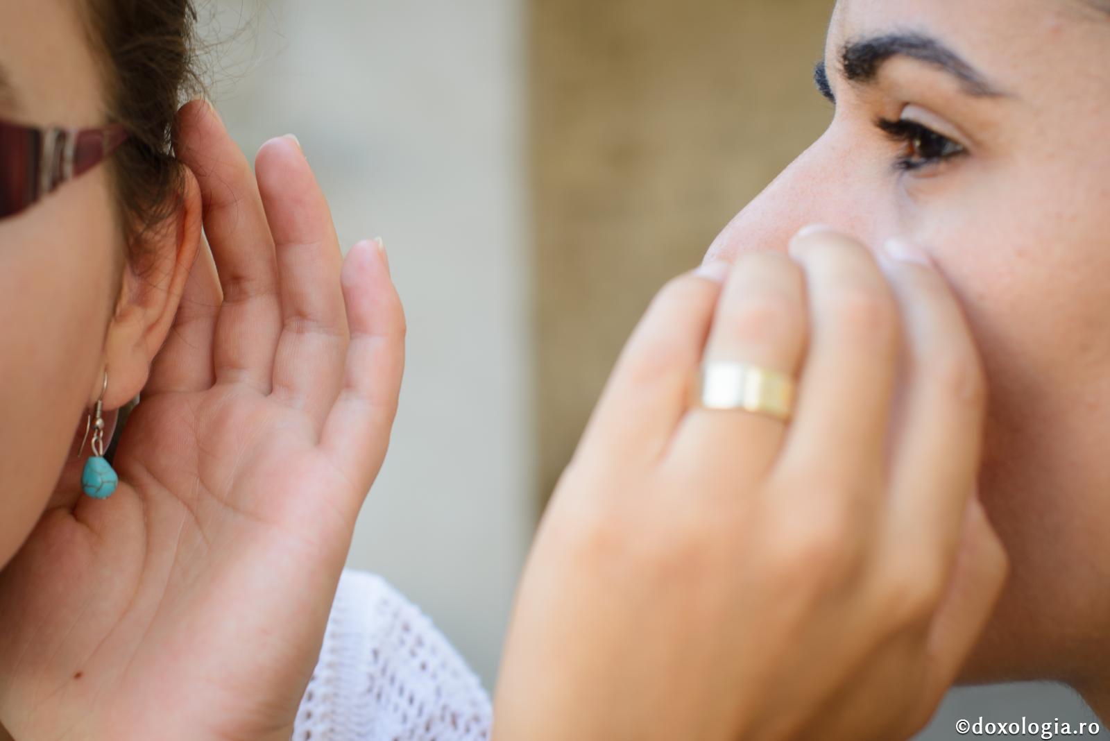 Vecinii cred că am un amant. Să-i spun soțului bârfa aceasta? Mi-e teamă să nu mă părăsească!