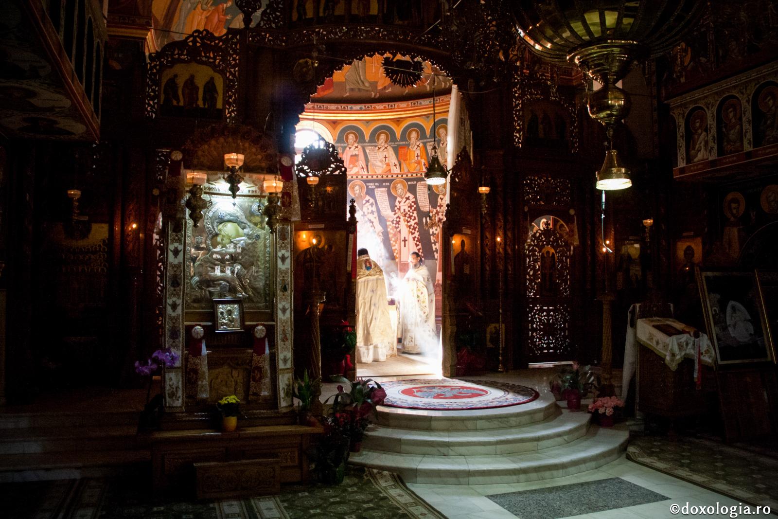 Rugăciunile din Sfântul Altar se citesc în taină sau cu voce tare?