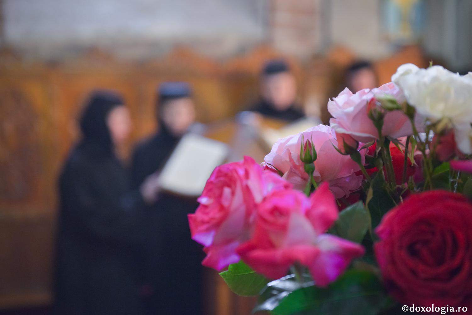 Sfânta Liturghie - putem rosti ce spune preotul sau e mai bine doar să răspundem cu cei de la strană?