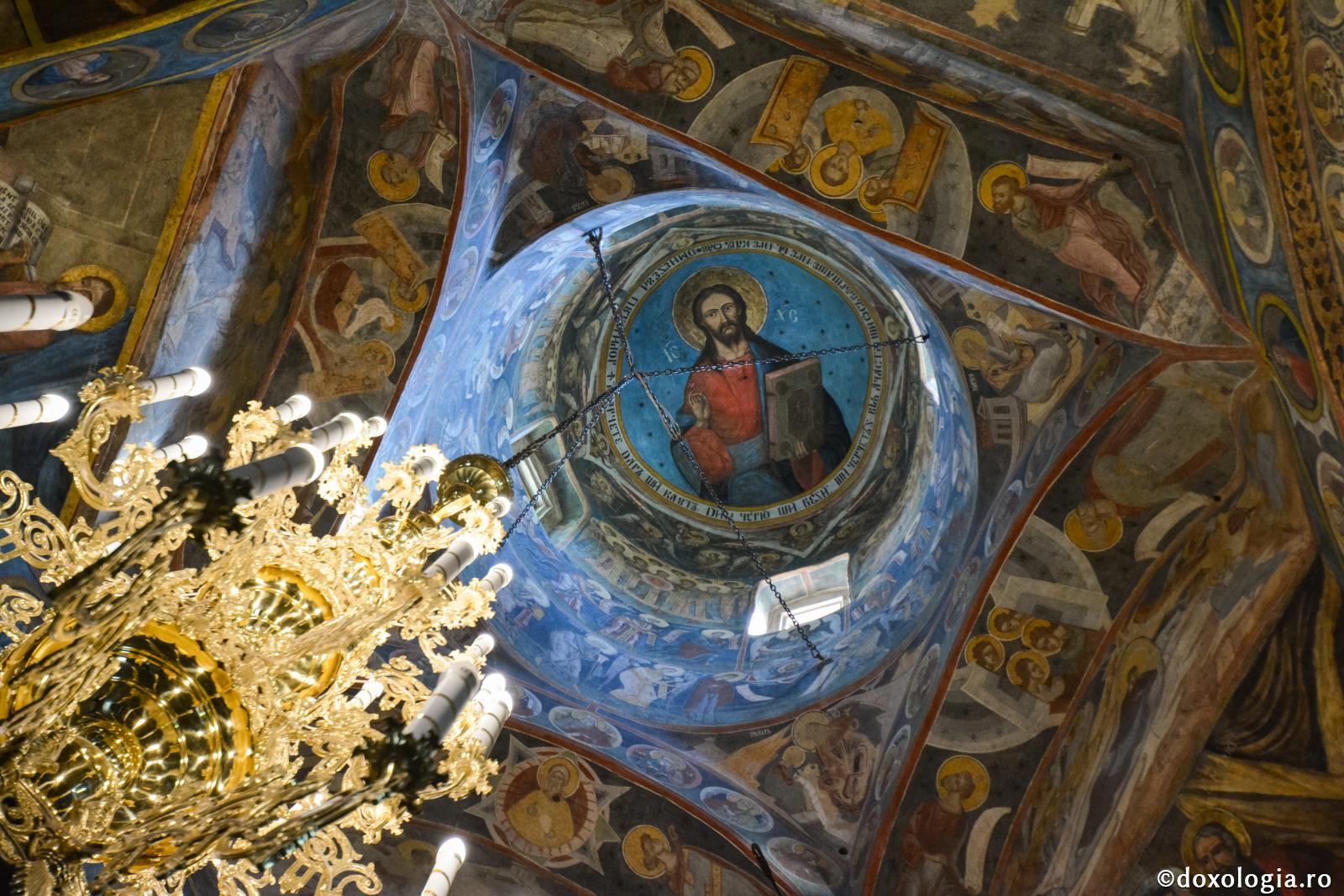 Ce semnificație are mișcarea policandrelor în biserică?