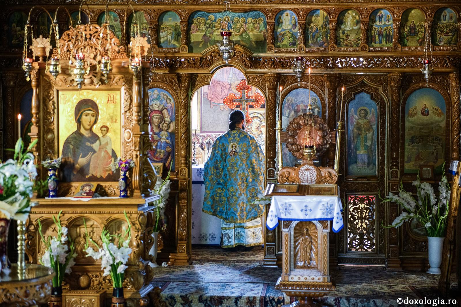 Gândul de a deveni preot mă atrage, dar mă și sperie. Cum să-mi aflu chemarea?