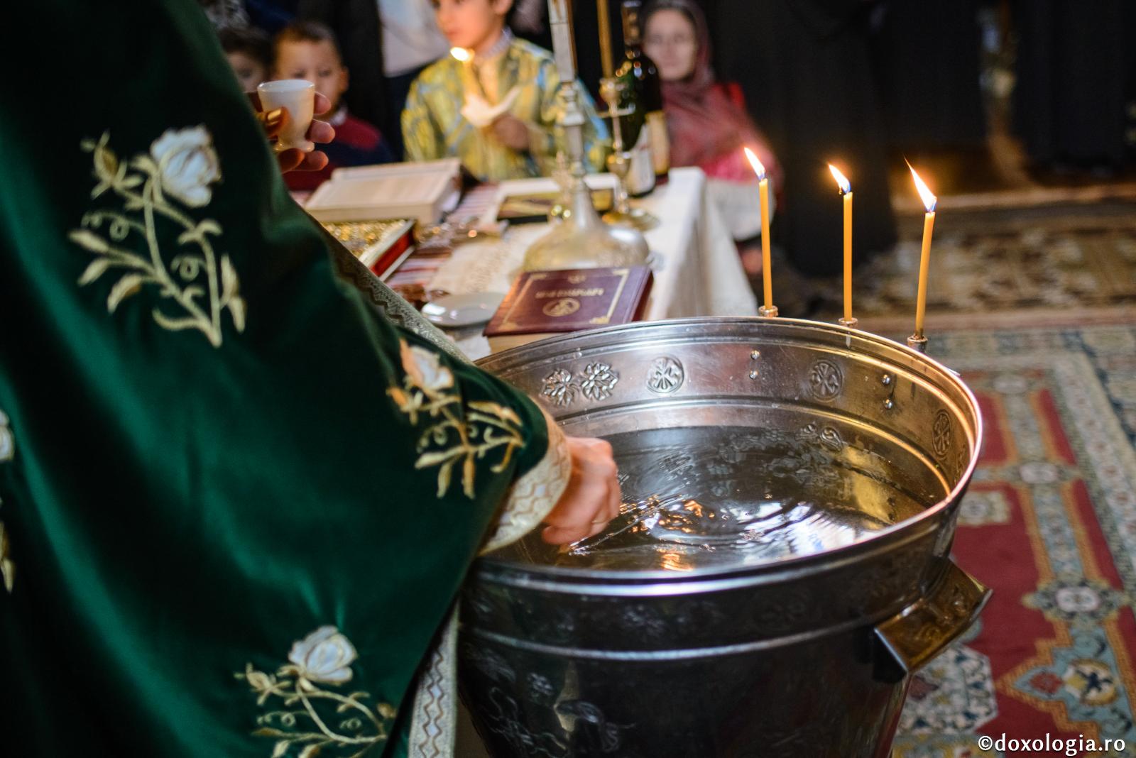 Se poate săvârși Taina Botezului pentru un copil care nu a împlinit 40 de zile?