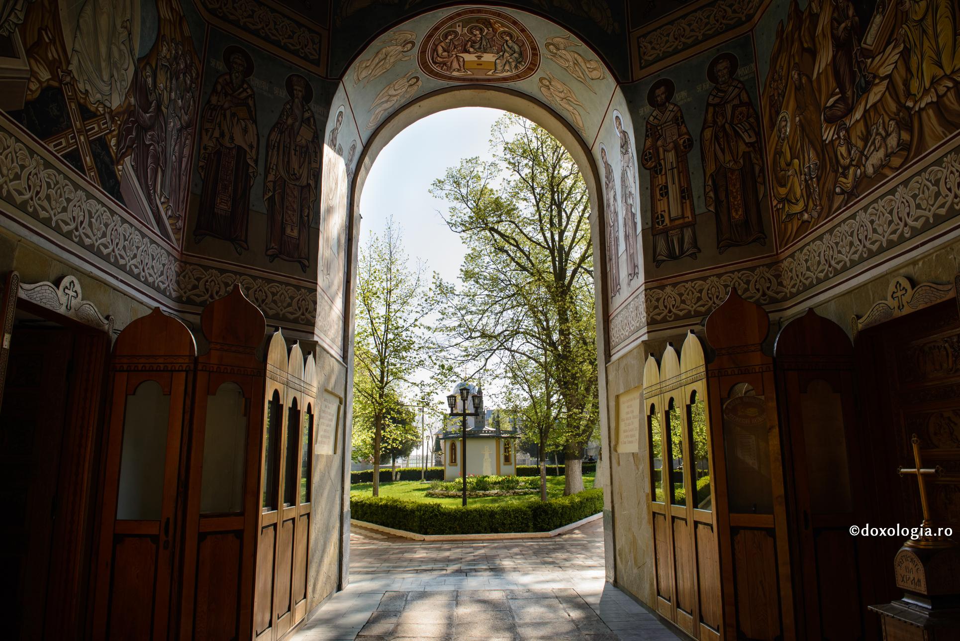 Ce îi este permis unui absolvent de teologie cu licență și master să înfăptuiască din îndatoririle preotului?