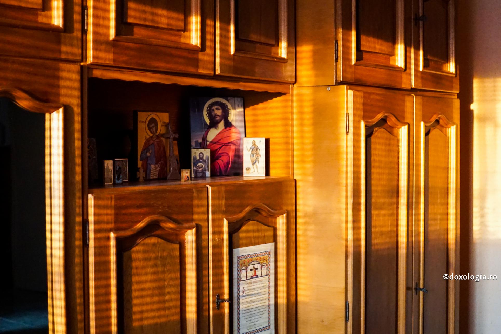 Pot intra în casa celor care trăiesc necununați sau e păcat?