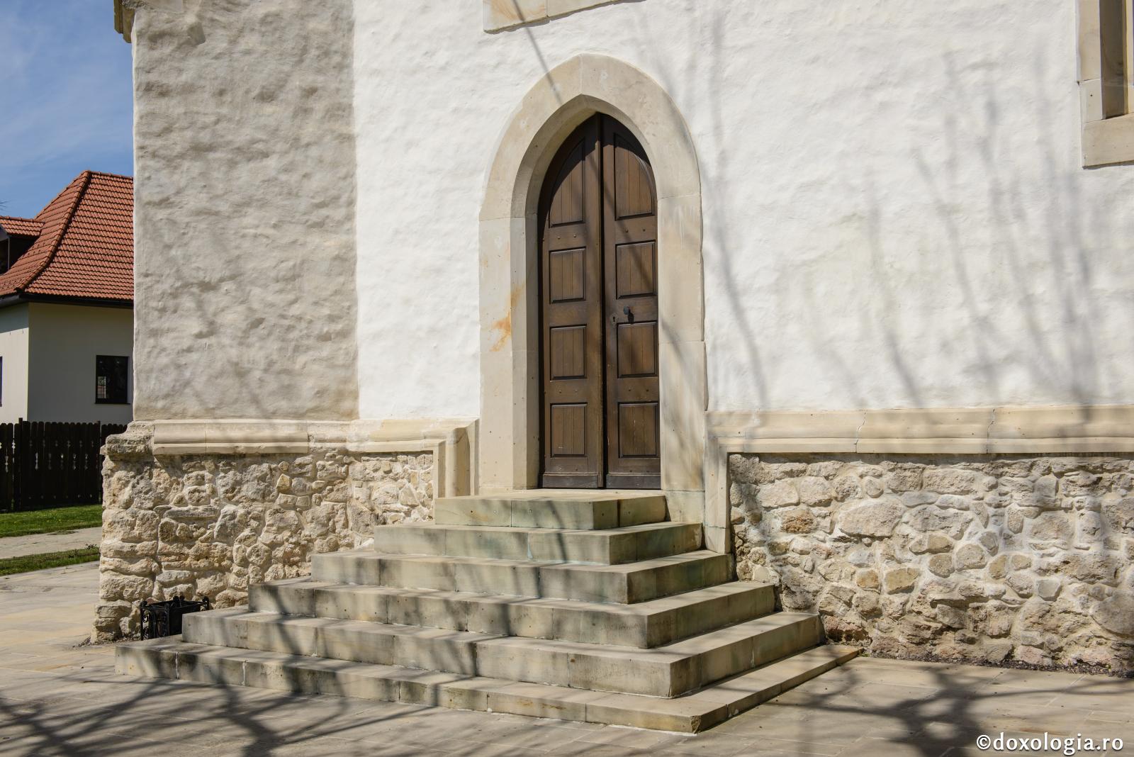 Cine mă poate povățui în această perioadă în care nu pot participa la Sfintele Slujbe?