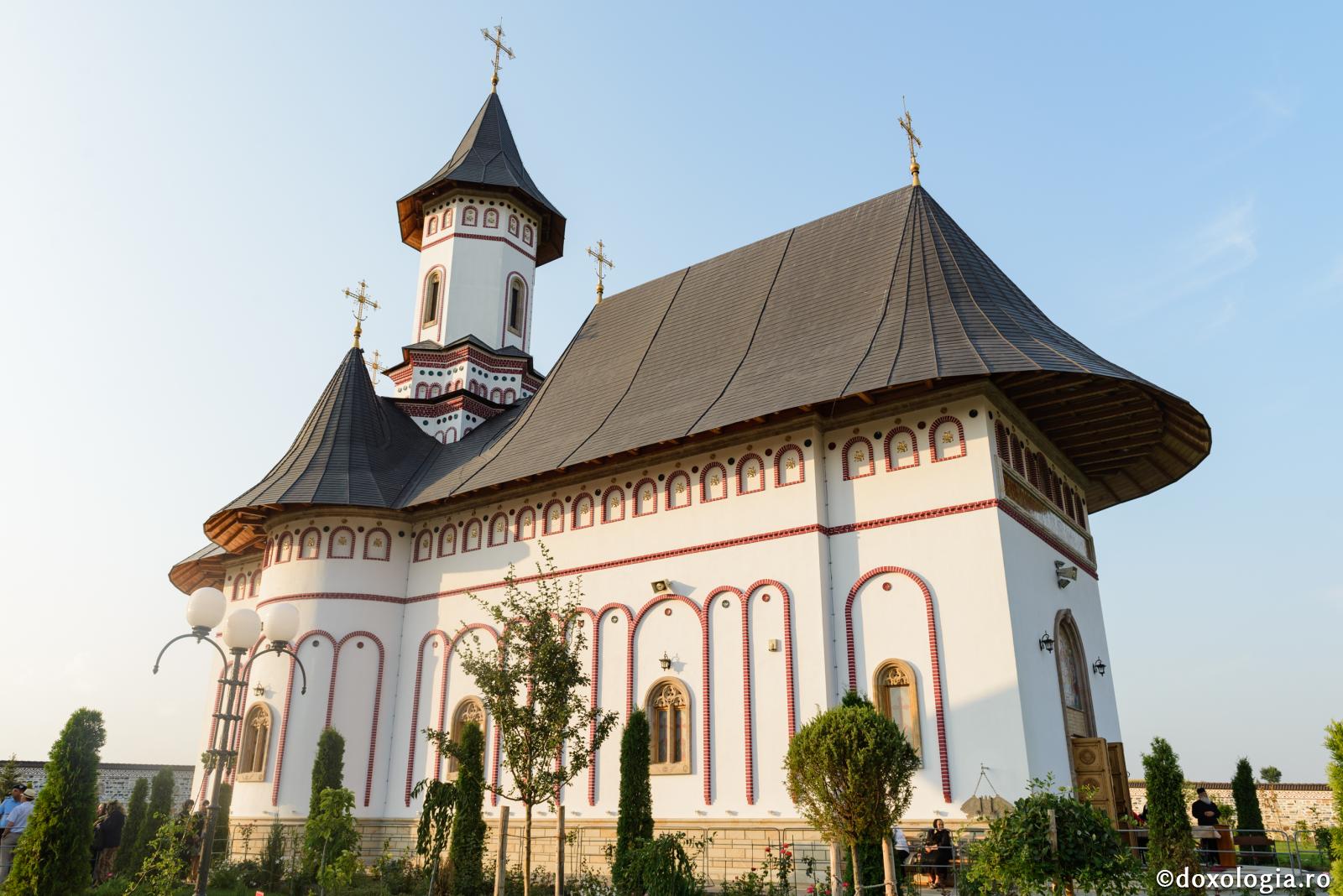 Cât de important este să fim în comuniune cu Biserica în aceste momente de încercare?