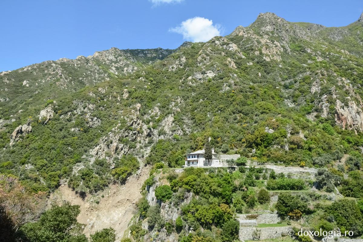Coliba Sfinţilor Apostoli a Mănăstiri Dionisiu, locul unde s-a nevoit părintele Teoclit Dionisiatul(Foto: Andrei Agache)
