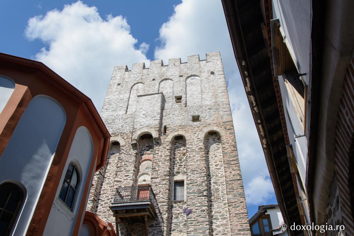 Katholikonul şi vechiul turn de apărare ridicat de Sfântul Voievod Neagoe Basarab (Foto: Andrei Agache)