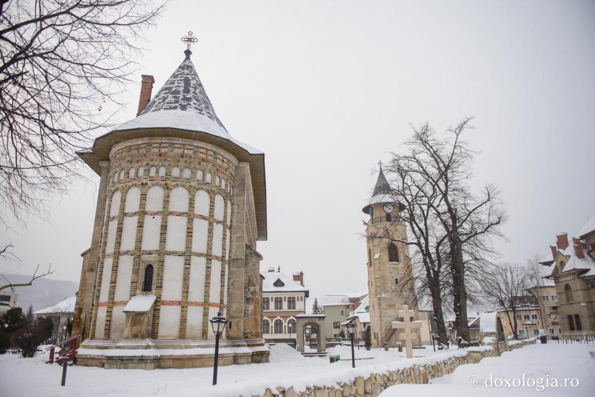 Biserica a fost zidită de Sfântul Voievod Ştefan cel Mare, în anii 1497-1498, după cum aflăm din pisania din stânga uşii de la intrare.