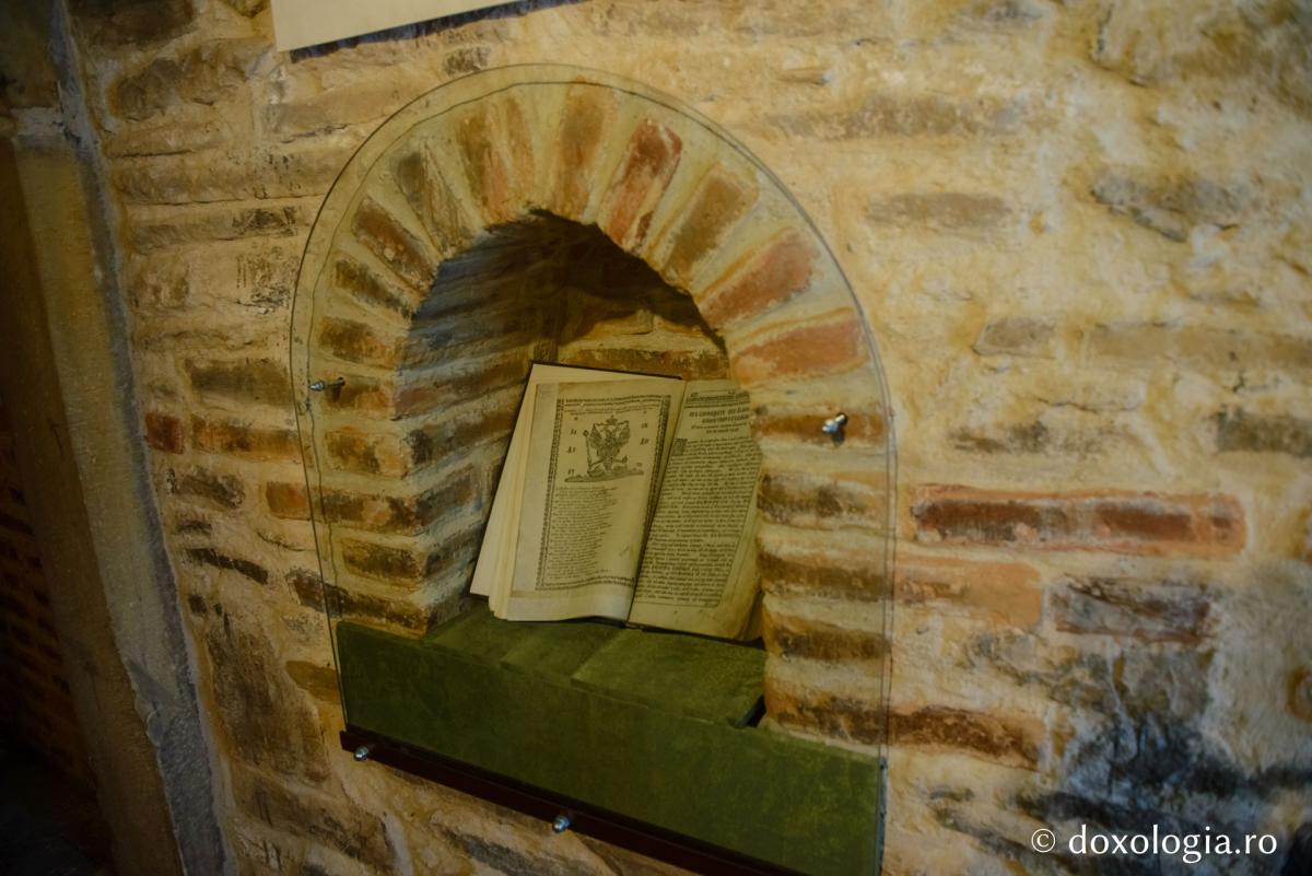 Între anii 1890-1916, în turnul clopotniţă al Bisericii „Sfântul Ioan Domnesc” din Piatra Neamţ s-a nevoit Sfântul Gheorghe Pelerinul (cunoscut în vremea lui ca Moşul Gheorghe Lazăr).