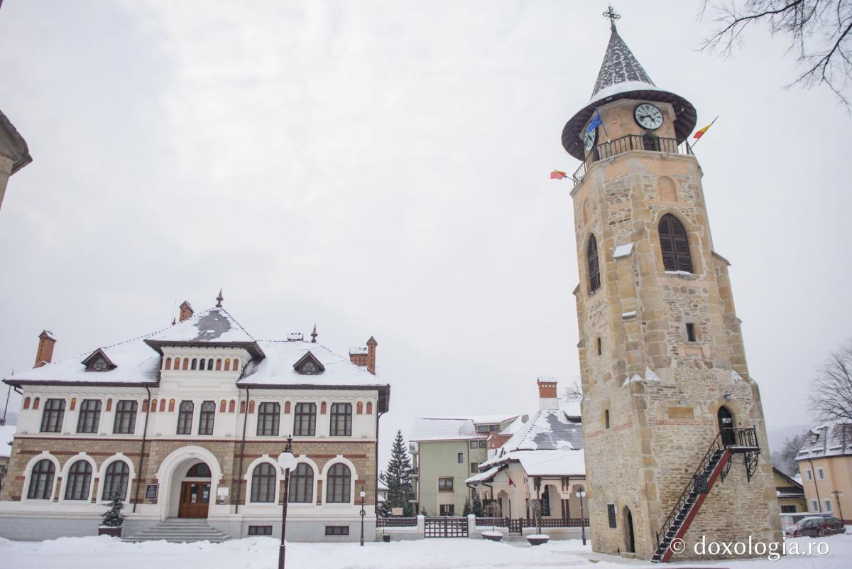 Conform pisaniei, turnul-clopotniţă al bisericii „Sfântul Ioan Domnesc” a fost construit la 1499, în timpul domniei Sfântului Voievod Ştefan cel Mare.