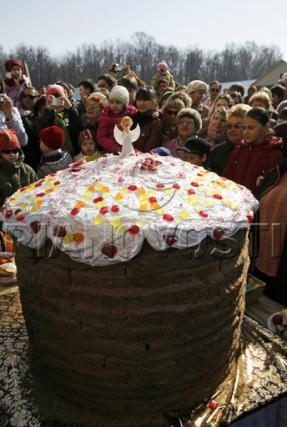 Locuitorii orașului Kazani copt un cozonac de Paști cu greutatea de 120 de kilograme