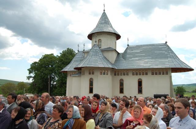 IPS Părinte Teofan a sfințit ieri Biserica “Sfânta Treime” din Negrești, Protopopiatul Piatra Neamț