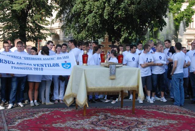 IPS Teofan i-a binecuvântat pe absolvenții ieșeni