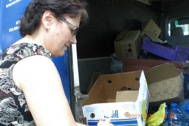 SOFR a oferit alimente sinistraților din Conțești