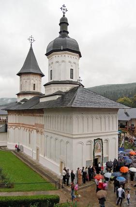 Pelerinii au înveșmântat în rugăciune Mănăstirea Secu