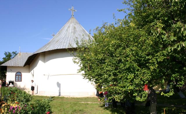 Resfințirea Bisericii „Sfinții Arhangheli Mihail și Gavriil” din comuna Cucuteni