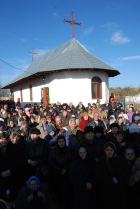 Enoriașii din Bordea se roagă în biserică nouă