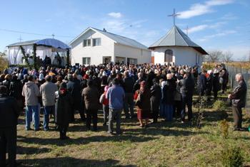 Enoriașii din Bordea se roagă în biserică nouă