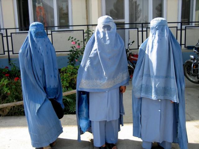 Arhiepiscopul de Canterbury, Rowan Williams, critică interzicerea vălului islamic de către guvernele europene