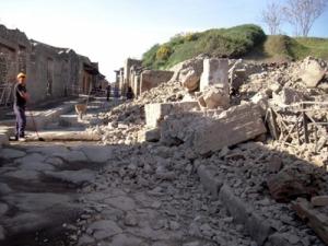 Prăbușirea Casei Gladiatorilor, din Pompei, simbolul decadenței actuale
