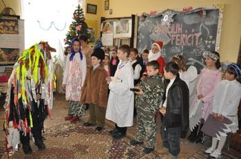 Moș Crăciun a venit anul acesta și la elevii Școlii din Perieni