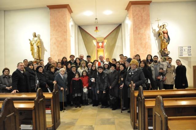 Credincioşii români din Viena s-au închinat unui fragment din lemnul Sfintei Cruci