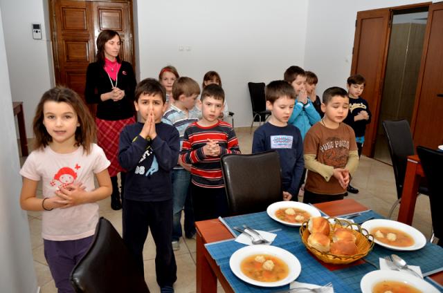 „Învăţăm copiii să atingă bucuria cunoaşterii şi cu inima“