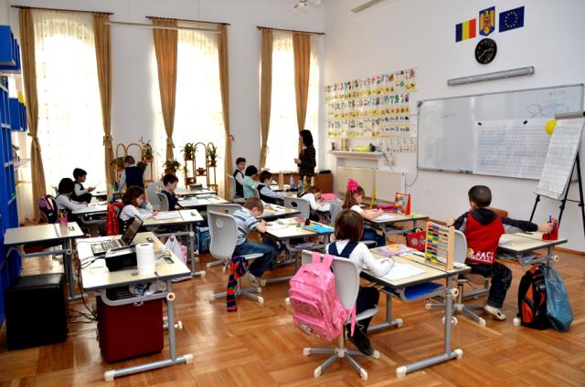„Învăţăm copiii să atingă bucuria cunoaşterii şi cu inima“