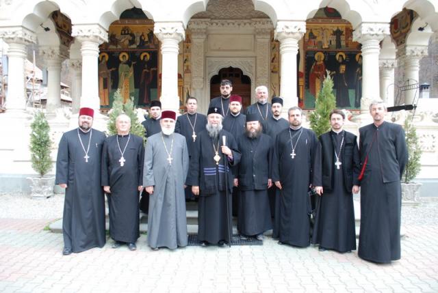 Membrii Permanenţei Consiliului Eparhial al Arhiepiscopiei Craiovei au avut o întâlnire de lucru la Mănăstirea Lainici