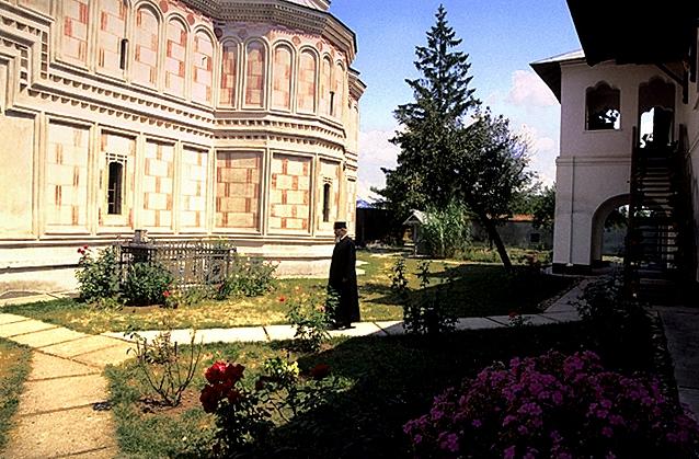 Deținuți craioveni au fost în pelerinaj la mănăstirile mehedințene